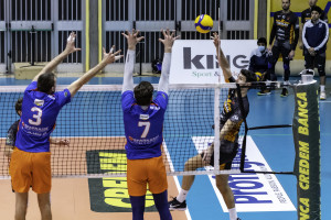Bressan e Maccabruni a muro su attacco di Lucconi