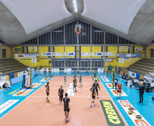 Squadre in campo e vista Palas Allende