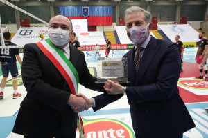 Il sindaco di Cisano premia il presidente Veronese
