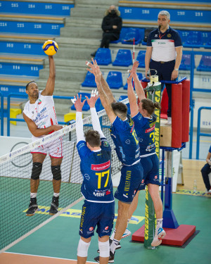 Attacco Dennis contro muro a tre