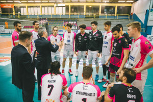 Coach Durand parla ai ragazzi durante il tempo