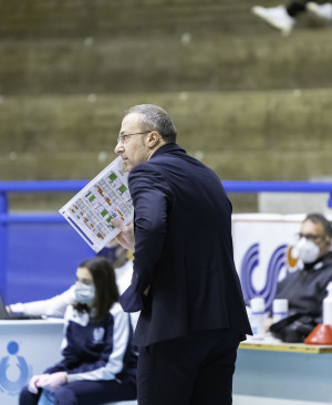 Mister Pascucci da indicazioni ai giocatori in campo