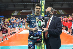 Massimo Righi premia Sebastian Sol&eacute; MVP Credem Banca Semifinali