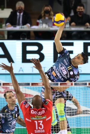 Sebastian Sol&eacute; vola dal centro