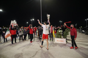 Festa con i tifosi fuori dall'EuroSuole Forum