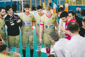 Durand parla alla squadra durante il timeout