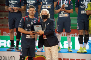 Il vicesindaco Fabiano Marti premia capitan Coscione, secondo con la sua Prisma 