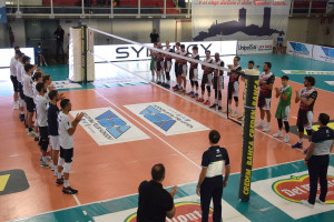 Il saluto tra le squadre