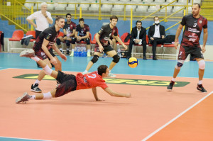 Difesa in tuffo del libero Mattia Taramelli