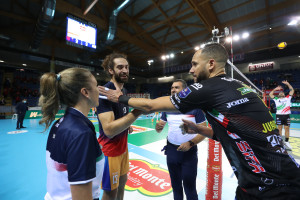 Saluto dei capitani, tutto pronto per l'inizio