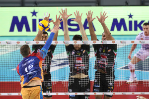 Daviskiba contro il muro a tre dei cucinieri