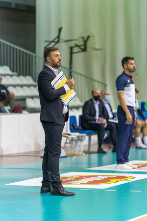 coach Polimeni durante la gara