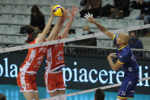 Abdel -Aziz Nimir sul muro di Vukasinovic e Fusaro