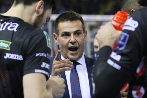 Coach Chicco Blengini parla alla squadra