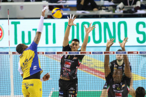 Attacco schiacciatore Yoandy Leal