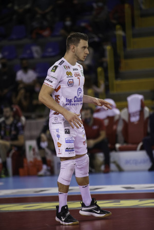 Il libero Fabio Balaso attende di ricevere