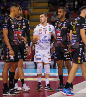 Il libero Fabio Balaso in mezzo ai compagni