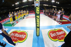 Il saluto delle squadre