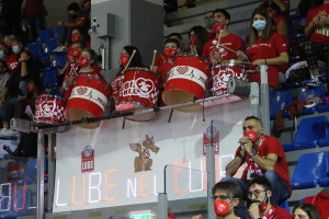 La batteria di tamburi dei tifosi