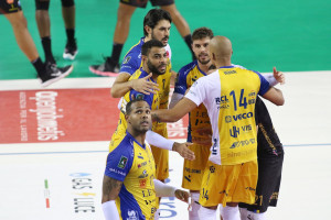 Yoandy Leal guarda il tabellone