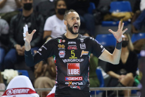 Lo schiacciatore Osmany Juantorena sostiene i compagni