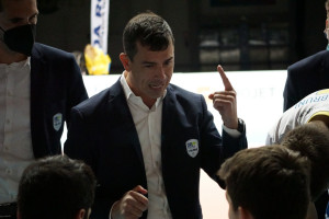 «Ancora uno», sembra indicare Poletto