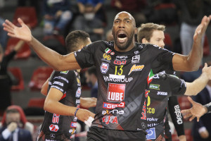 Simon incita i tifosi