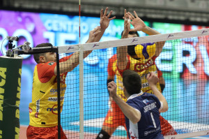 Vukasinovic insacca sul muro di Vibo