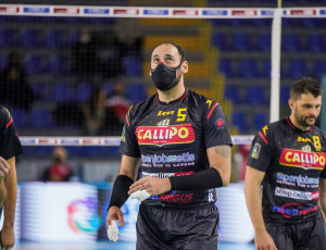 Mauricio guarda il tabellone