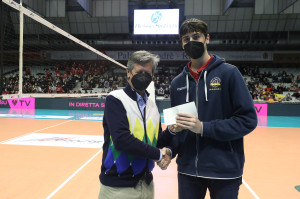 Prima della partita i Lions di Ravenna premiano Alessandro Bovolenta
