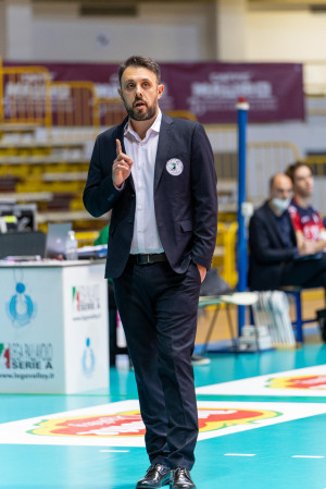 coach Polimeni durante la gara