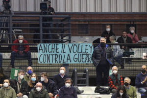 Il pubblico della partita espone cartelli contro la guerra in Ucraina