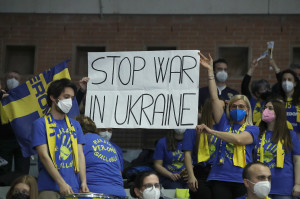 Il pubblico della partita espone cartelli contro la guerra in Ucraina