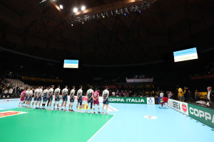 All'Unipol Arena in piedi per l'Inno Nazionale ucraino