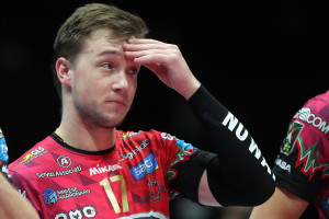 Oleh Plotnytskyi durante l'inno nazionale ucraino