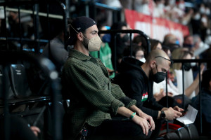 Marco Mengoni sulle tribune dell'Unipol Arena
