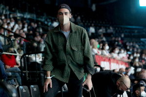 Tifoso d'eccezione: Marco Mengoni all'Unipol Arena 