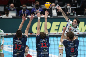 Attacco Daniele Lavia contro muro di Milano 