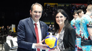 Massimo Righi, Presidente di Lega Pallavolo Serie A, consegna un pallone autografato dalle squadre finaliste a Consuelo Basili, Direttore Sanitario del Policlinico S. Orsola-Malpighi di Bologna