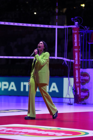 Sherol Dos Santos accende l'Unipol Arena