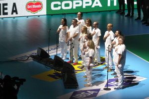 I medici ed infermieri dei reparti Covid dell'ospedale Sant'Orsola cantano l'Inno di Mameli
