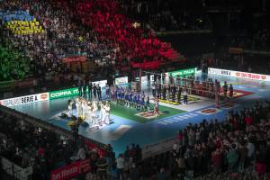 L'Unipol Arena in piedi per l'inno nazionale 