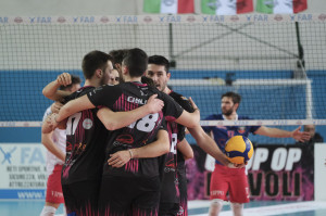 Abbraccio di squadra Gamma Chimica