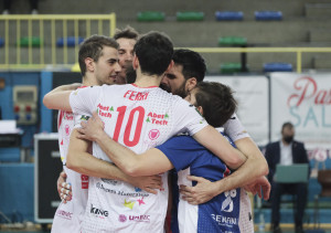 abbraccio di squadra Med Store Tunit Macerata