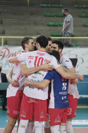 abbraccio di squadra Med Store Tunit Macerata