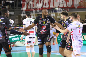 Simon esulta con i compagni
