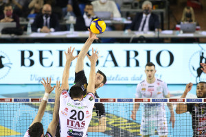 Anzani attacca