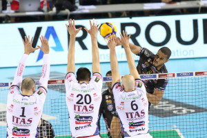 Lucarelli attacca