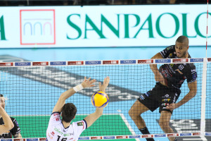 Lucarelli schiaccia