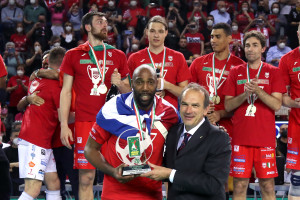 Il Presidente della Lega Pallavolo Serie A Massimo Righi premia come Credem Banca MVP delle Finali il centrale della Cucine Lube Civitanova Robertlandy Simon